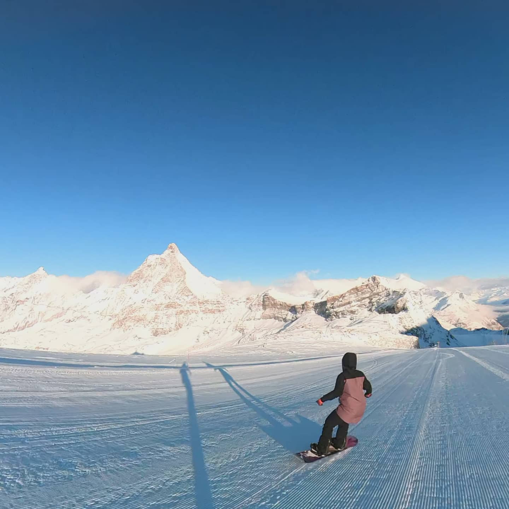 Snowboard la 3500m snowboarding with matterhorn