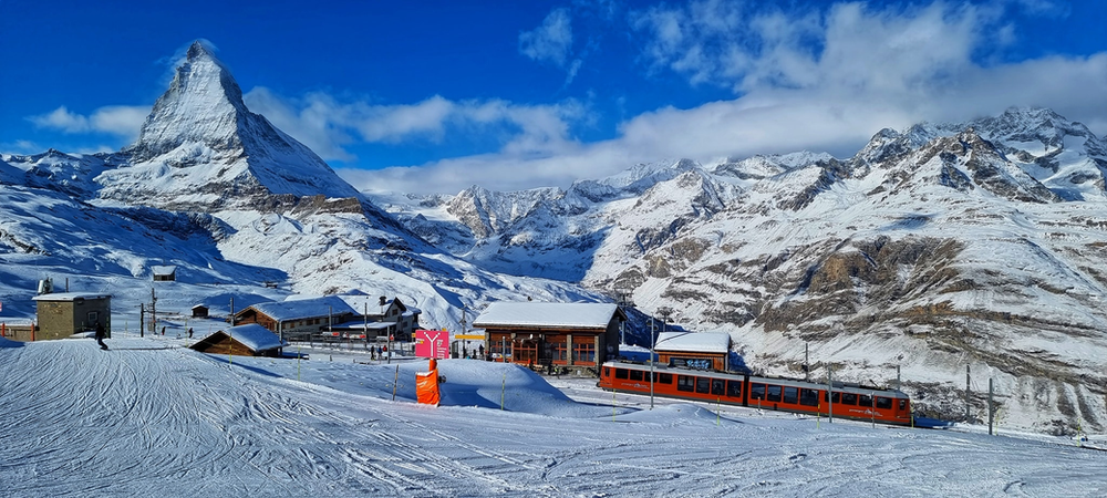 Gara din Gornergrat, trenul pleaca din Zermatt tren si zapada