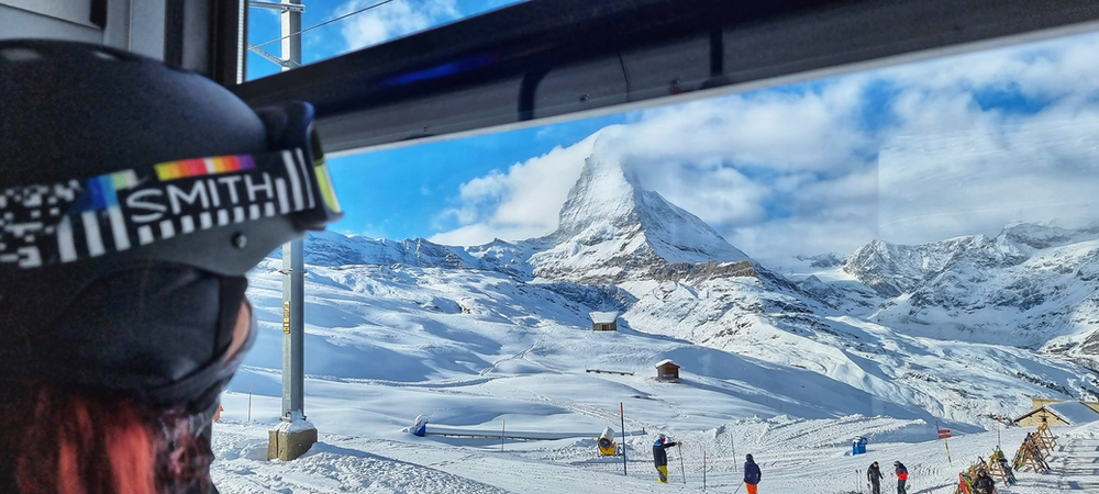 Priveliste din tren spre Matterhorn priveliste cu matterhorn